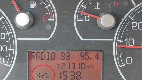 Fojtogató hőség: 42 Celsius-fokot mértek egy kocsiban Szegeden