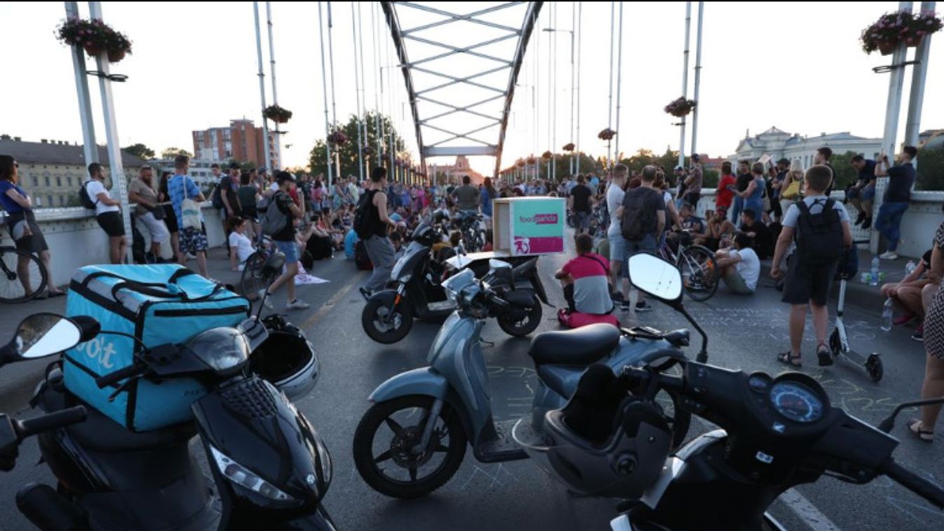 Hidat foglalt a néhány száz tüntető Szegeden