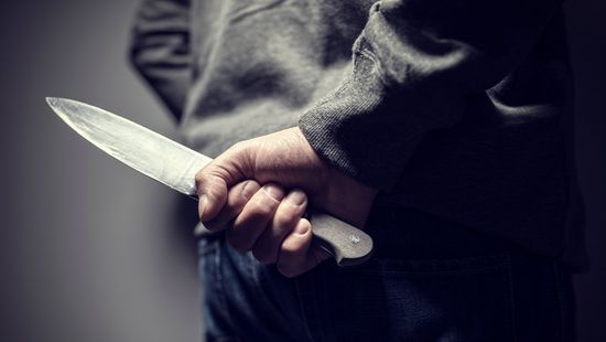 Késsel fenyegetőzött egy bedrogozott férfi  egy szegedi társasház előtt