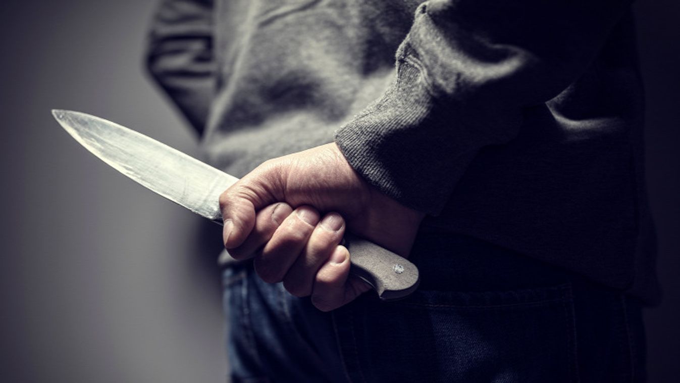 Késsel fenyegetőzött egy bedrogozott férfi  egy szegedi társasház előtt