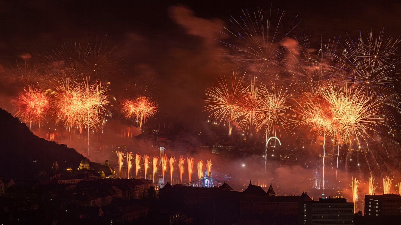 Több százezren voltak a budapesti tűzijátékon, hiába uszított ellene a baloldal