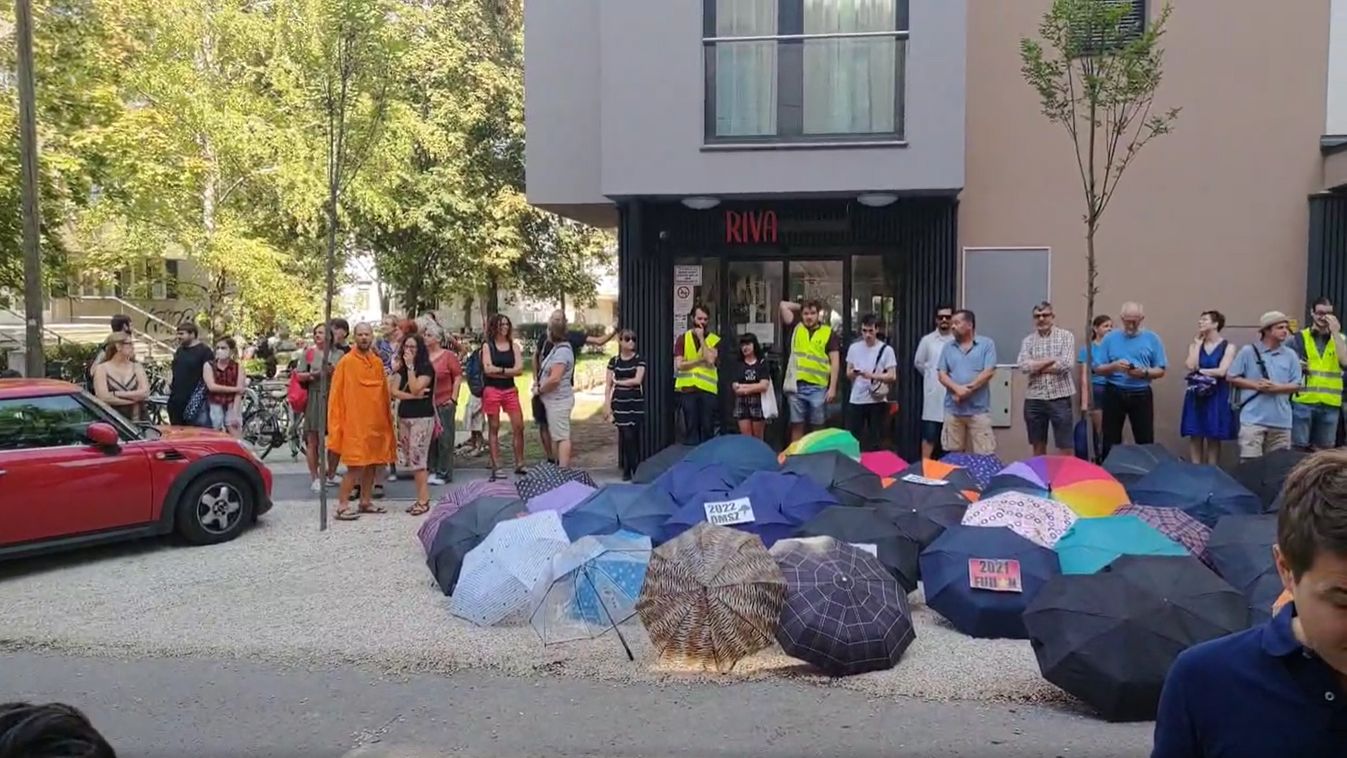 Esernyős tüntetők várták Palkovicsot Szegeden
