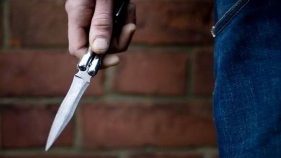 Kiskorú fiával és disznóölő késsel vett elégtételt