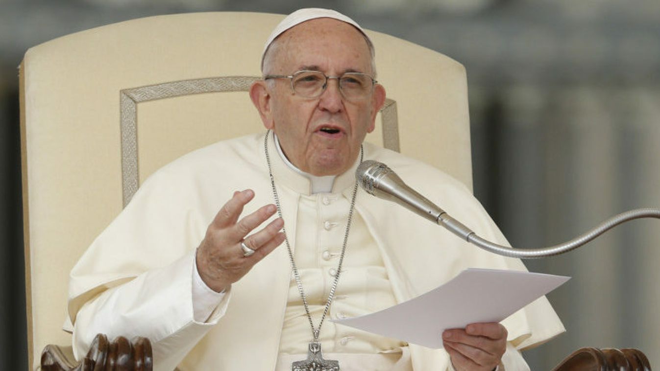 Ferenc pápa szerint morális és helyes dolog fegyvereket küldeni Ukrajnának