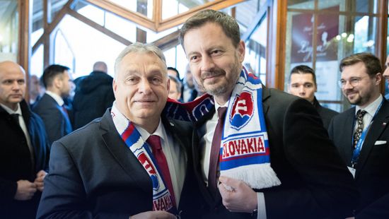 "Magyar-szlovák két jó barát!" – üzeni Orbán Viktor szlovák sállal a nyakában