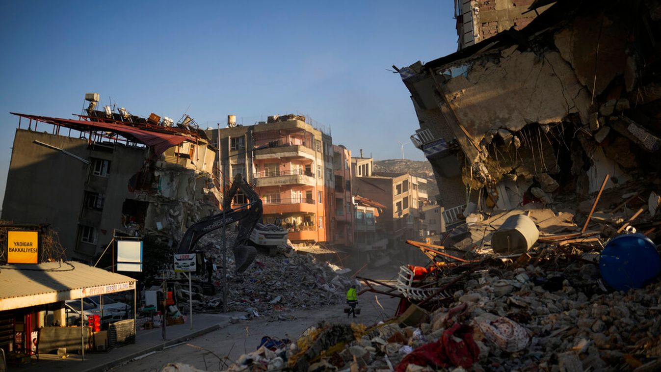 CSODA! Csaknem 300 órával a földrengés után mentettek ki három embert a romok alól (videó)