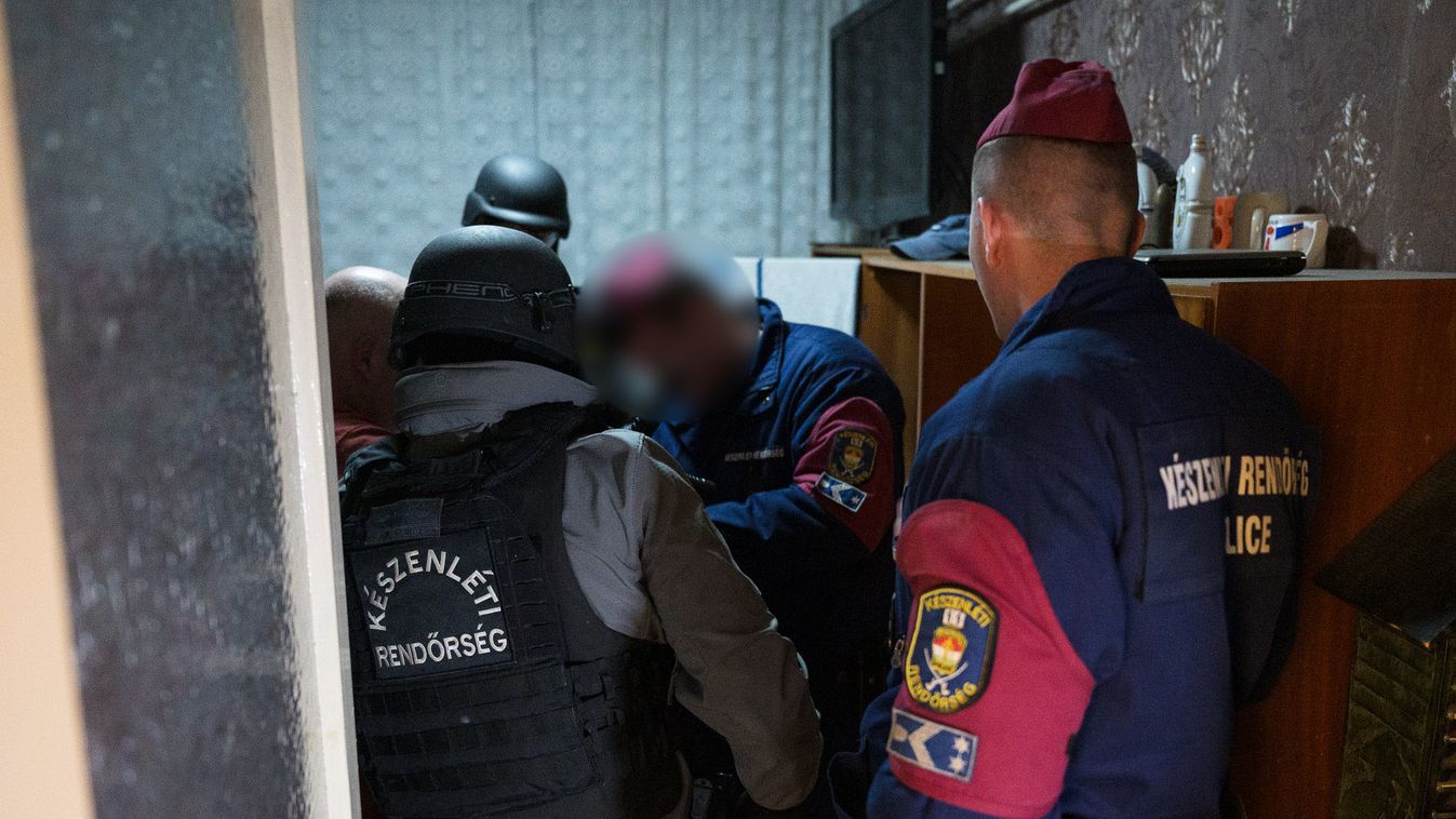 Rajtaütöttek egy szegedi drogbandán, több mint fél mázsa kábítószert foglaltak le a rendőrök