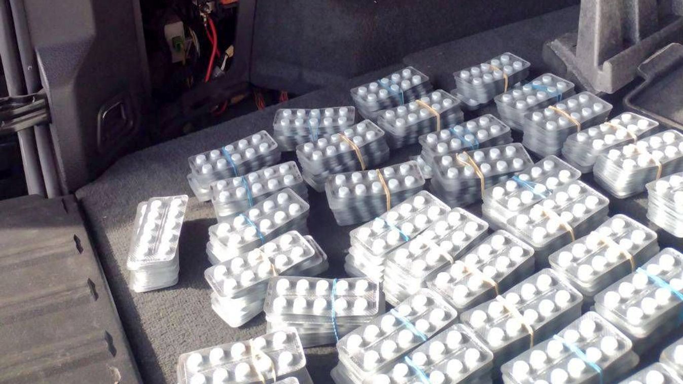 161 ezer tablettával kaptak el drogcsempészeket a határnál