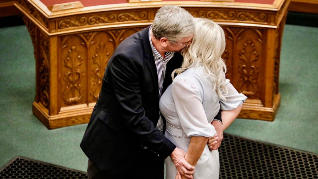 Gyurcsány előre megbeszélte a hosszú parlamenti ölelést az új képviselőnővel