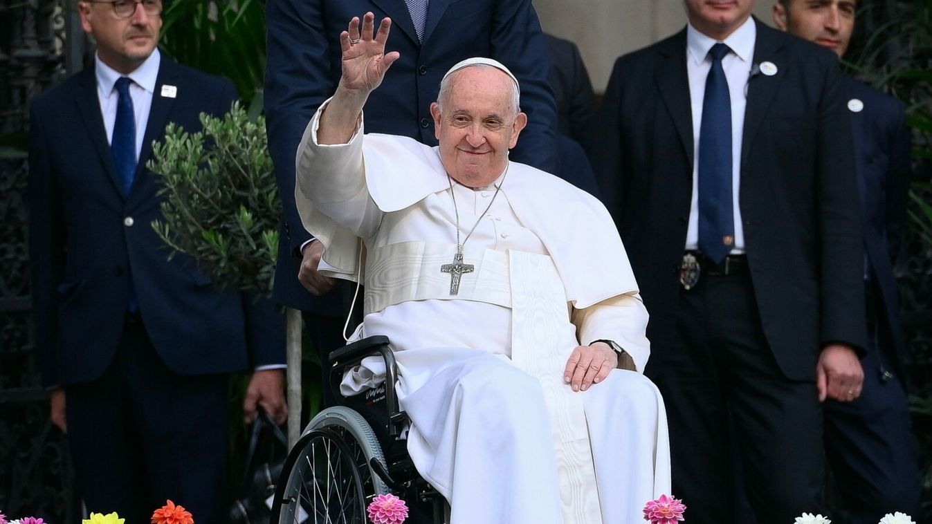 Megérkezett Ferenc pápa a Szent István-bazilikába