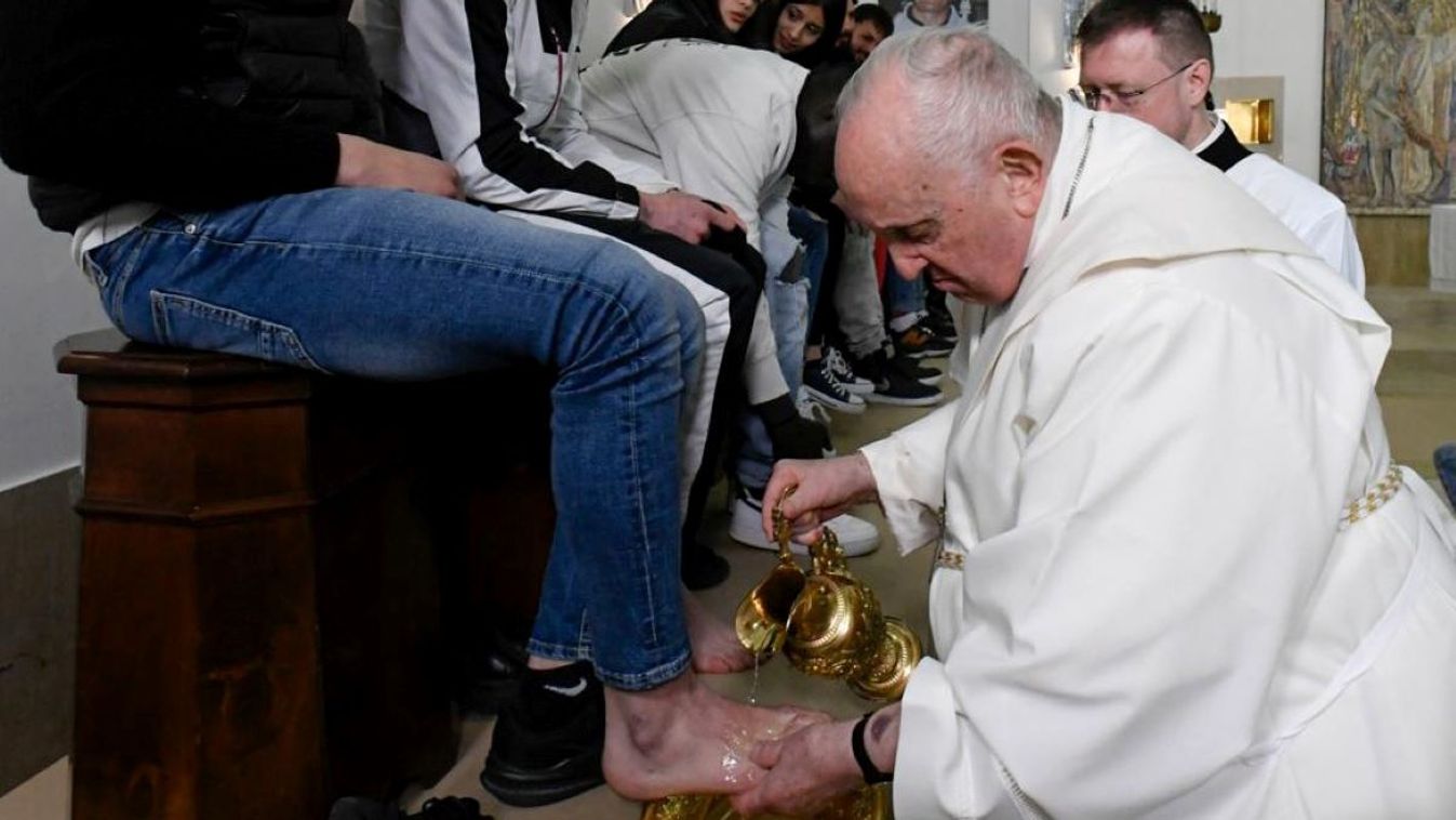 Fiatalkorúak börtönében végezte el a nagycsütörtöki lábmosás szertartását a pápa