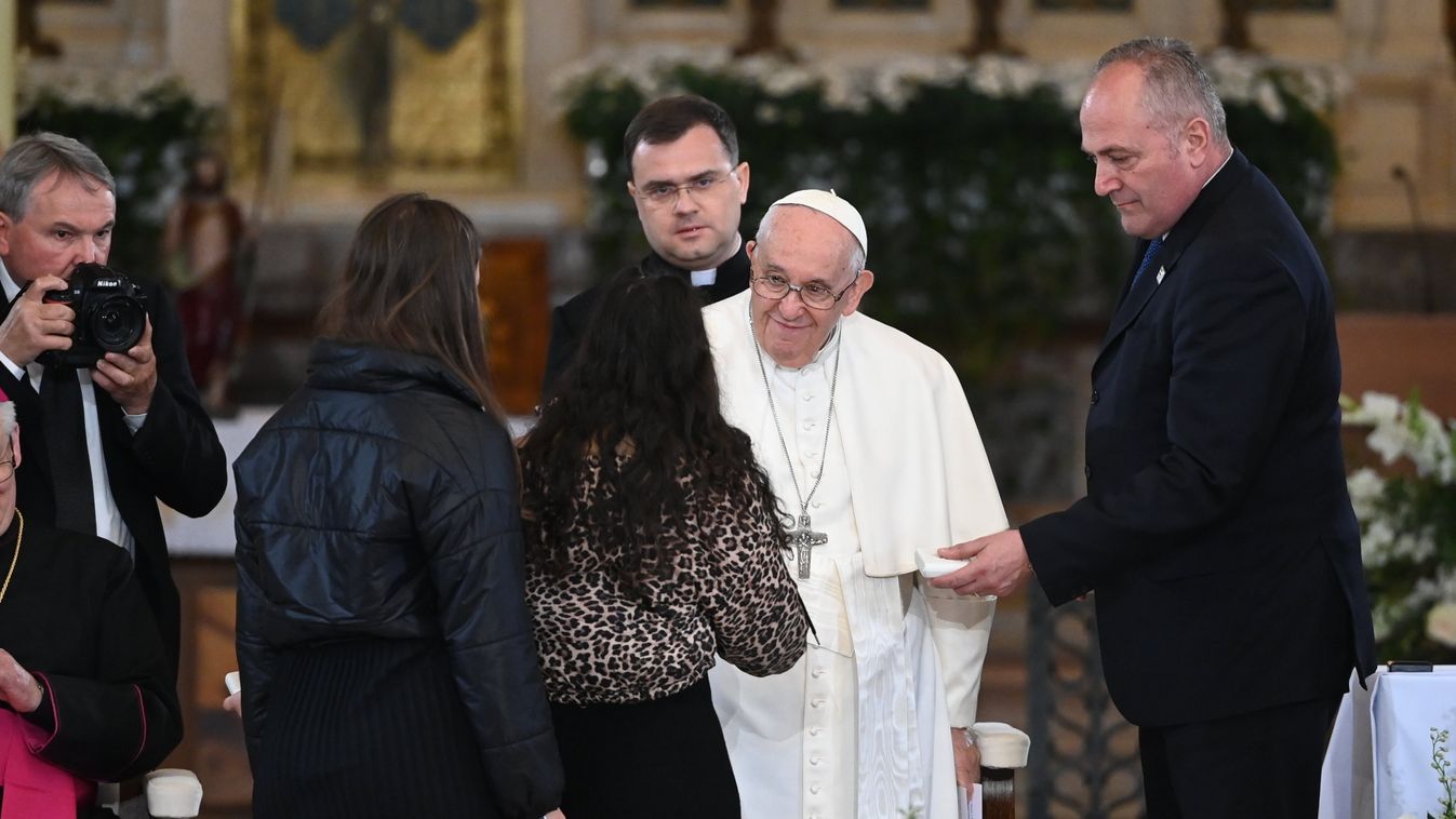 Szentmisével indul Ferenc pápa látogatásának utolsó napja