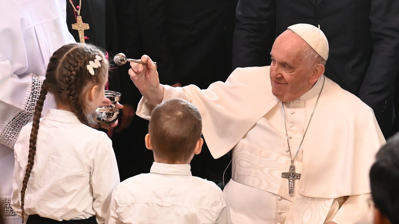 Videón a pápalátogatás legfontosabb pillanatai