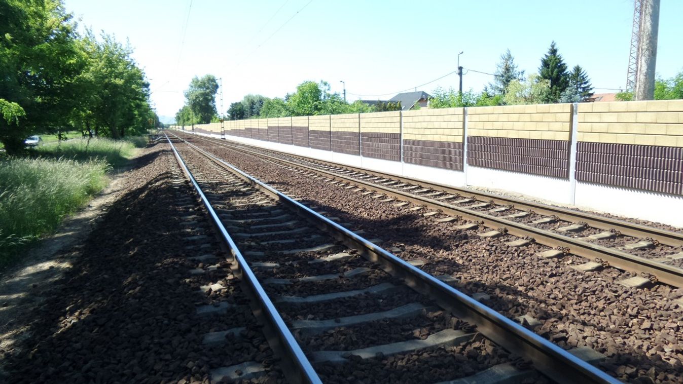Őszre elkészül a Szeged-Röszke vasútvonal zajvédő fala