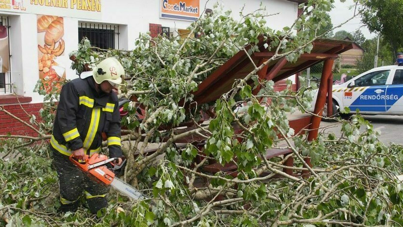 Több száz helyre riasztották a tűzoltókat Szegeden és környékén a hétvégi vihar miatt