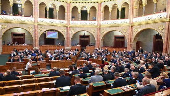 Megszavazták a költségvetést, több pénzt fordítanak családtámogatásra, egészségügyre és oktatásra