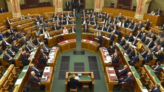 A jövő évi költségvetés főbb számairól dönthet a parlament