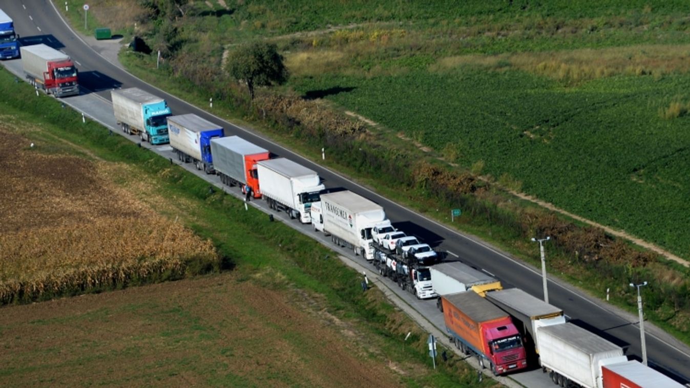 Több kilométeres a kamionsor a csanádpalotai átkelőnél