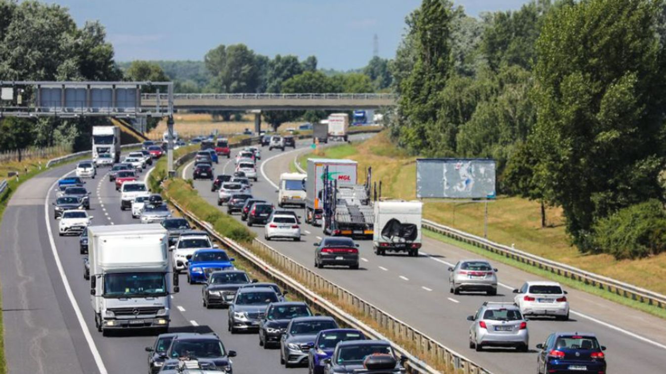 M5-ös autópálya: 10 kilóméteres a torlódás Budapest felé