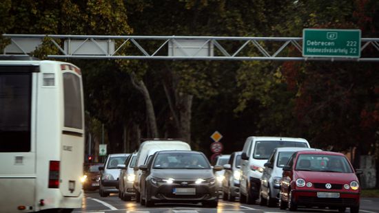 Sok autó, egy sávos közlekedés, munkálatok, forgalomkorlátozások - nem éppen kellemes a szegedi közlekedés