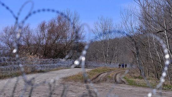Fegyvert rántott a határon, letartóztatták