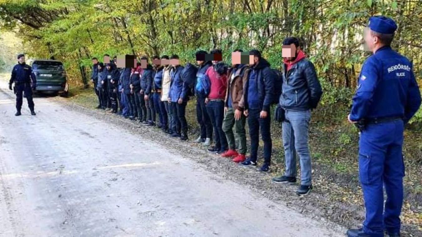 Több mint hatvan migránst tartóztattak fel a rendőrök Öttömösnél