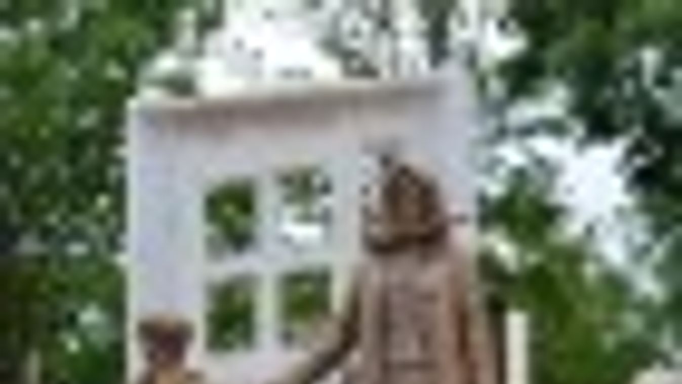 Kligl Sándor szobrával emlékeznek a soroksári svábok kitelepítésére