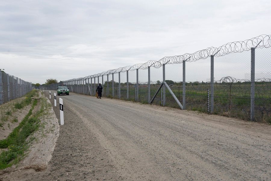 Illegális bevándorlás - Elkészült a második sor kerítés