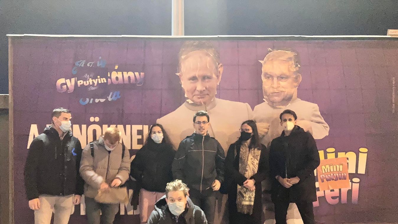 Szegeden is megrongálták a kormány plakátját a Momentum aktivistái