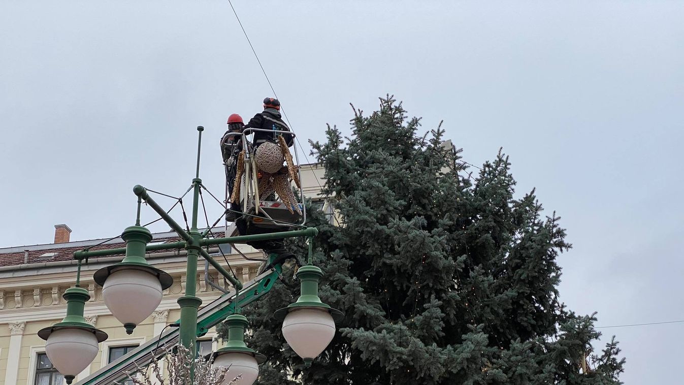 Egyre több dísz kerül a helyére Szeged karácsonyfáján