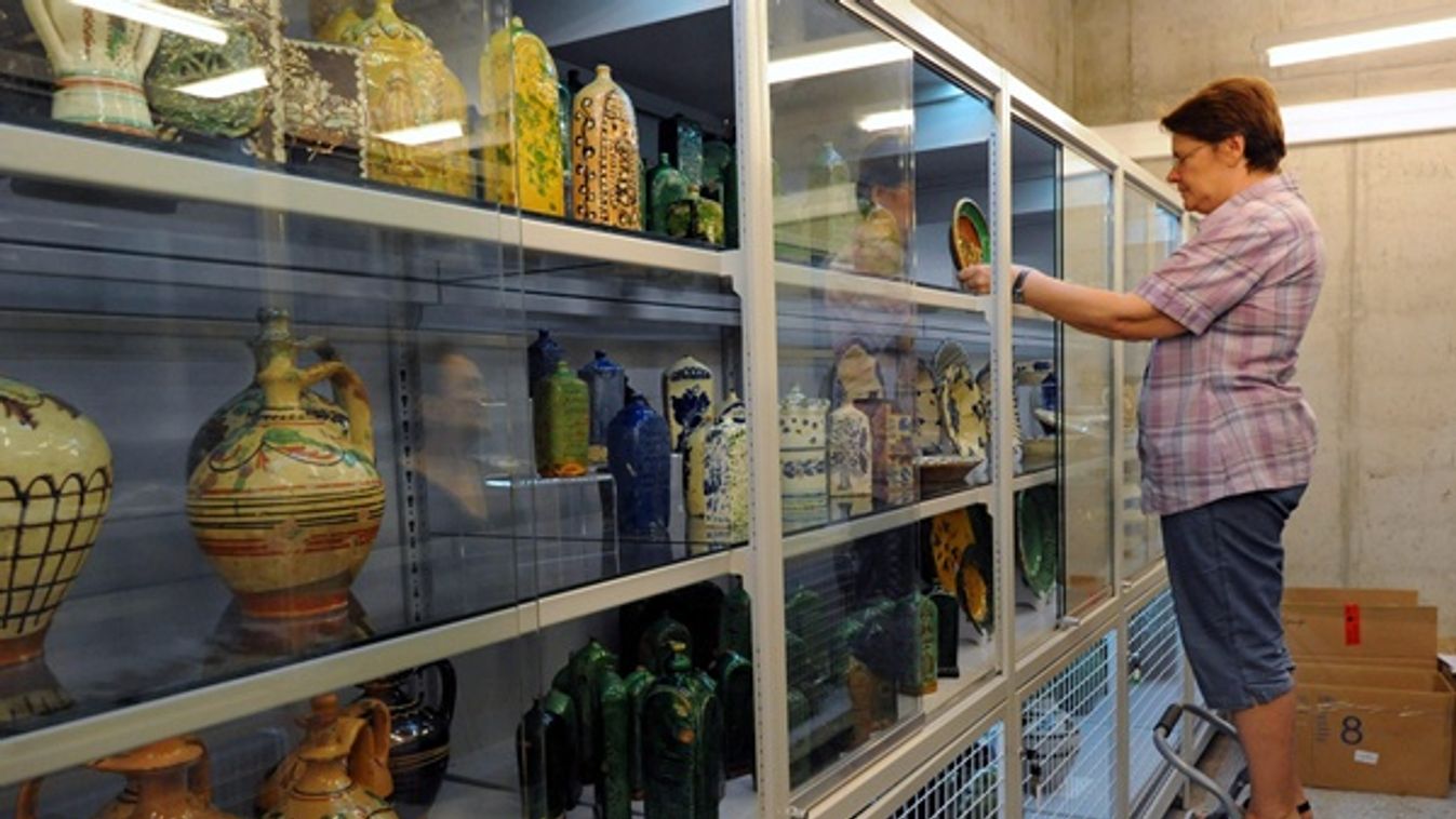 Őskori kerámiákkal ismerkednek óvodások a Tornyai-múzeumban