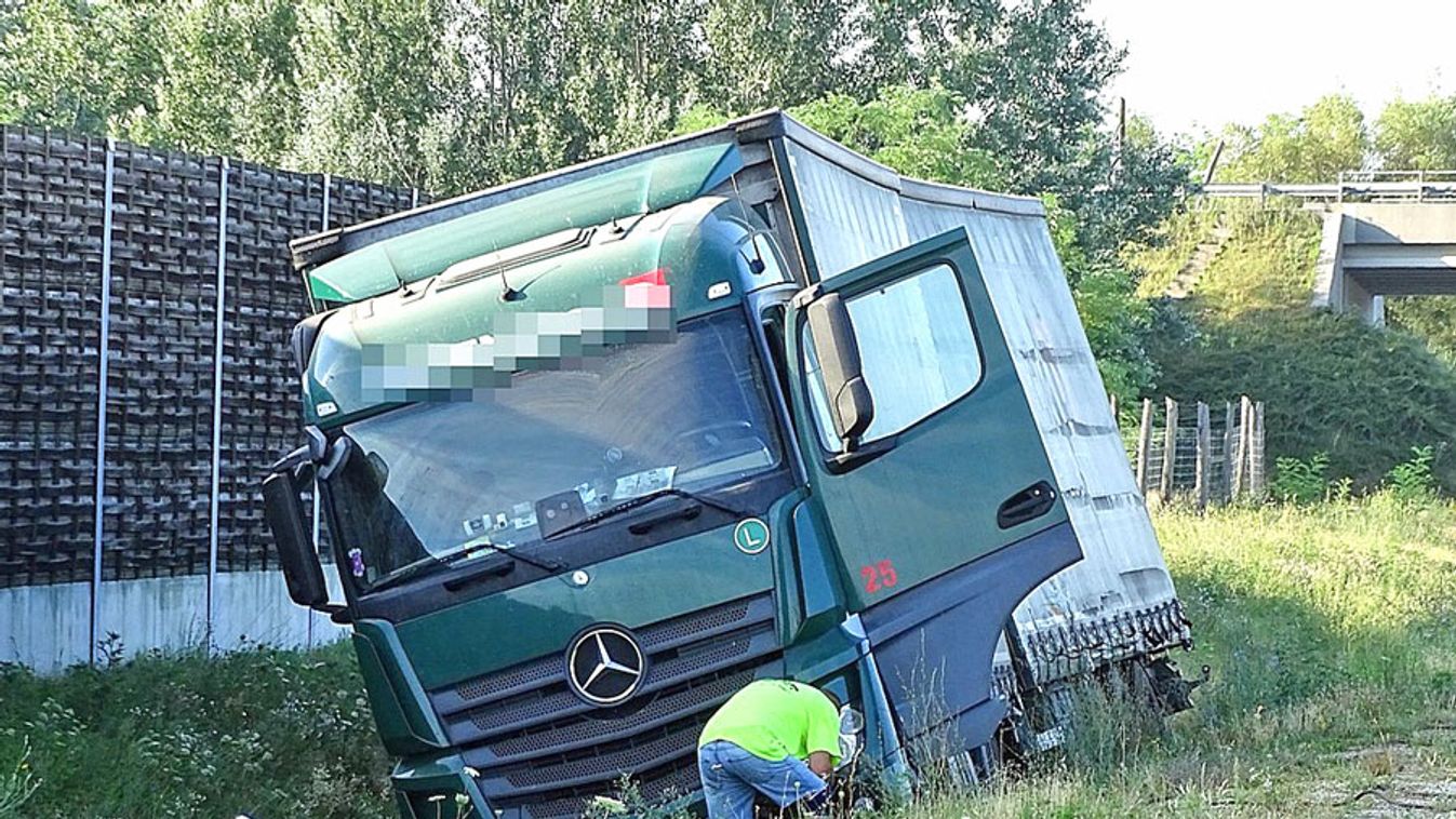 Autó és kamion karambolozott Szeged közelében az M5-ösön