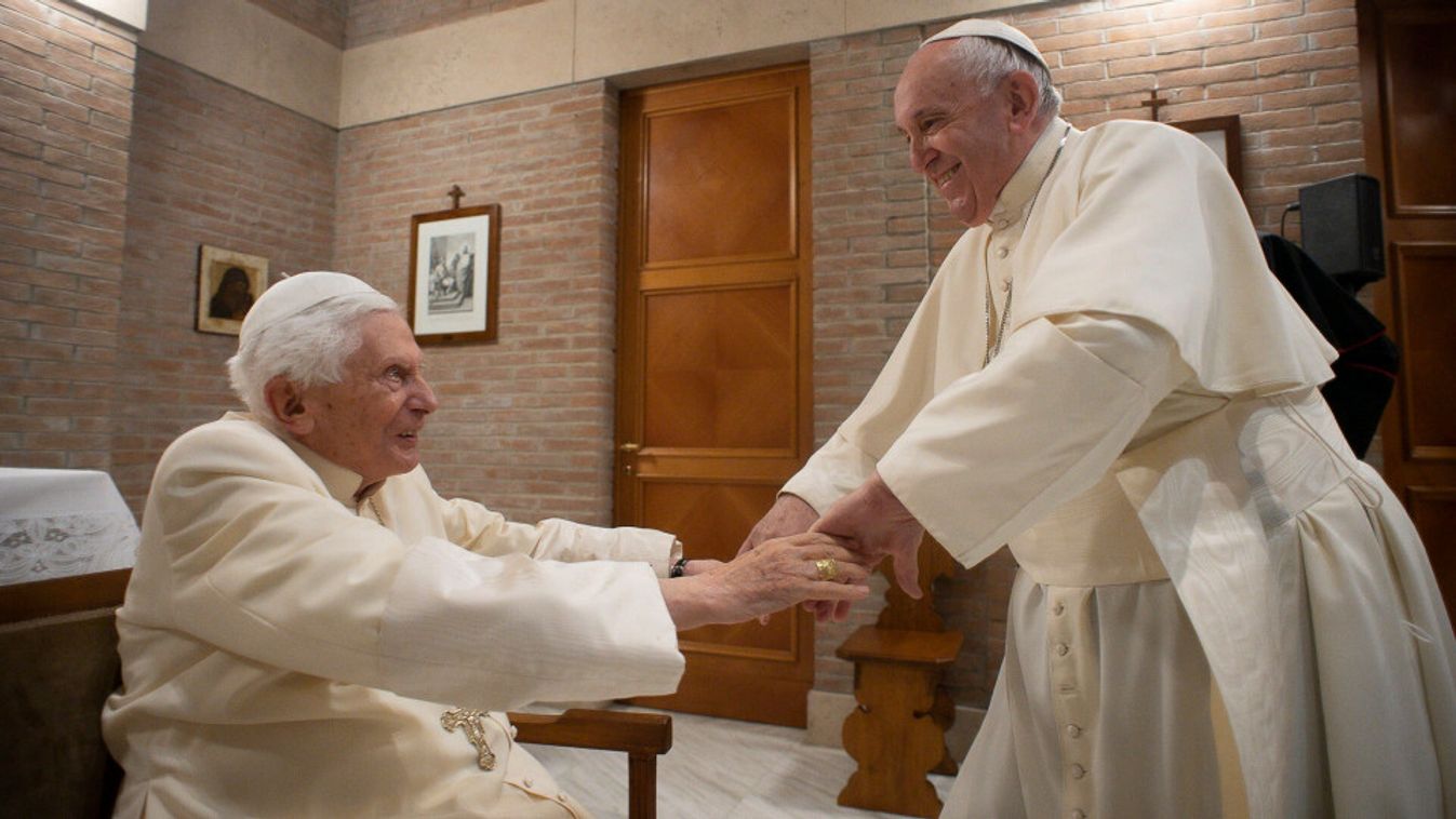 Ferenc pápa: XVI. Benedek nagyon beteg, imádkozzunk érte!
