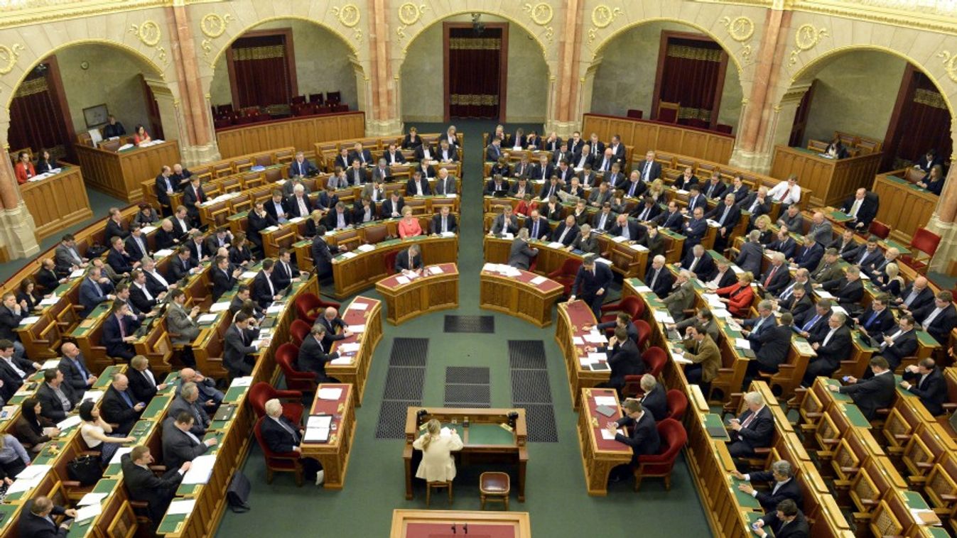 Miniszteri esküvel, új parlamenti alelnök választásával kezdődik az Országgyűlés ülése