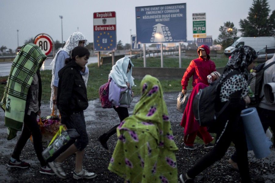 Illegális bevándorlás - Buszok indultak az osztrák határ fe