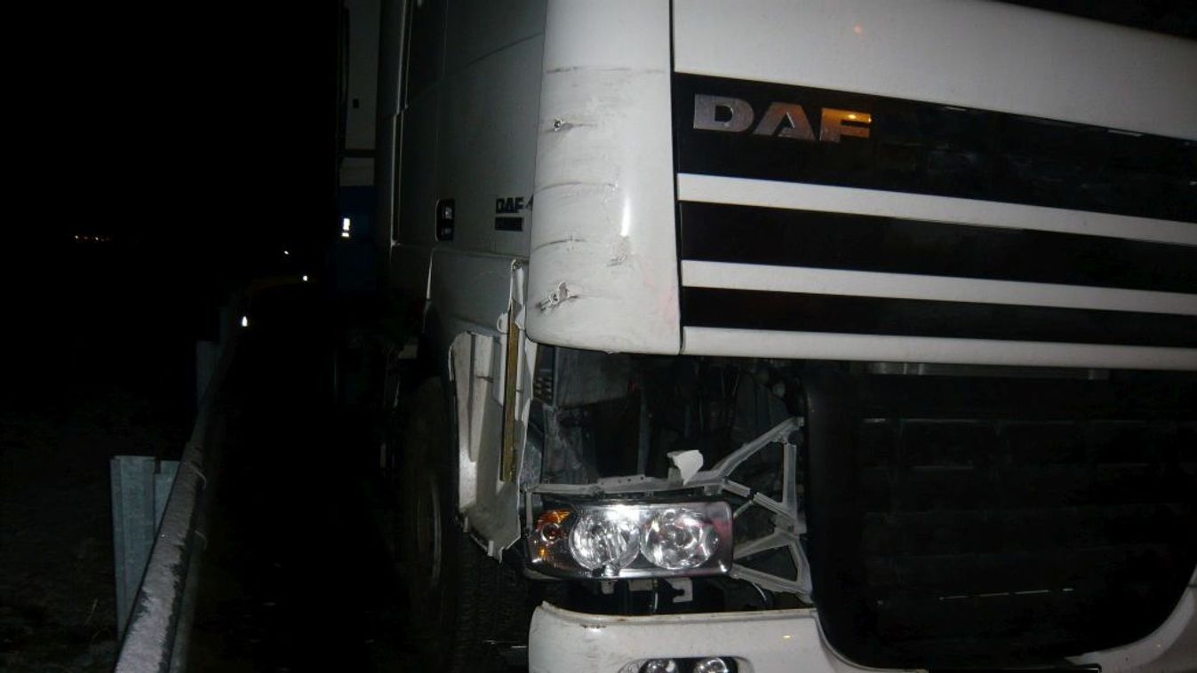 Álló kamionba csapódott egy autó Makó közelében