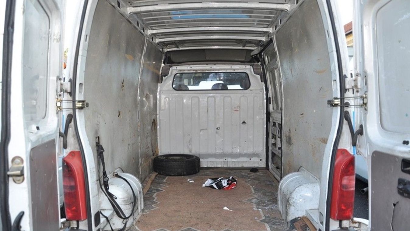 Több mint két tucat migránst zsúfolt be egy kisbuszba az ukrán embercsempész