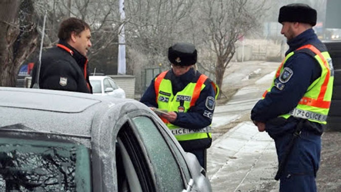 Jégkaparót kapnak a szabálytalankodó autósok Szegeden
