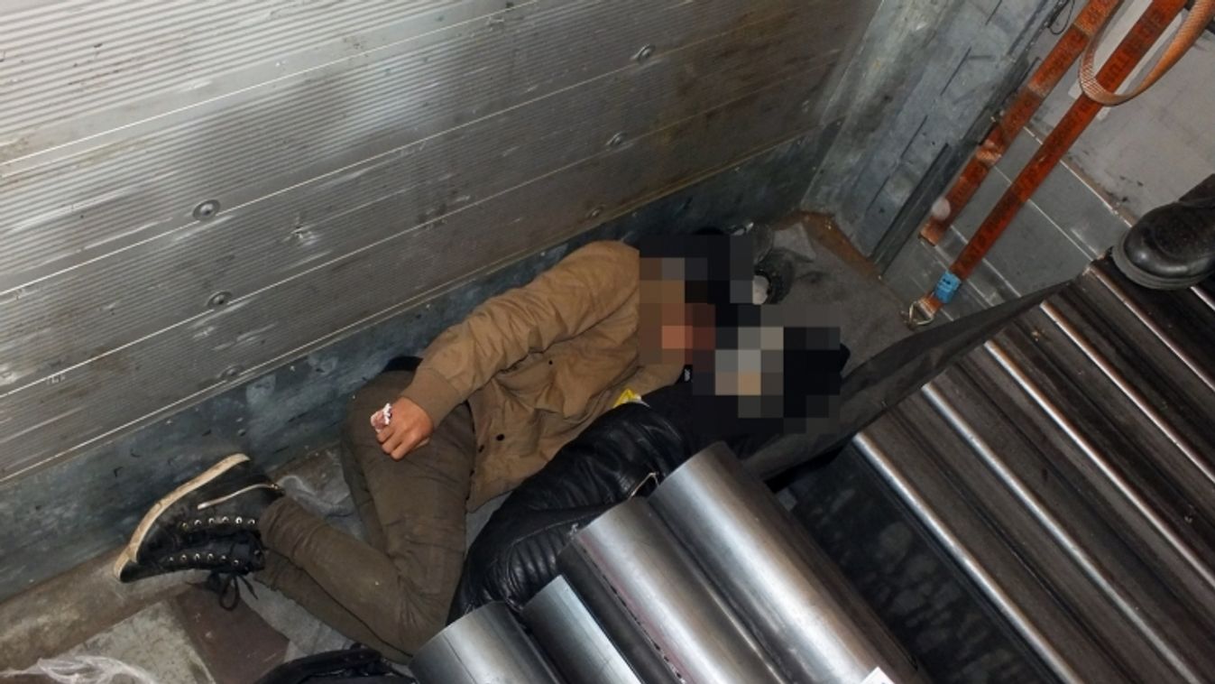 Afgánok rejtőztek egy macedón kamionban Röszkénél