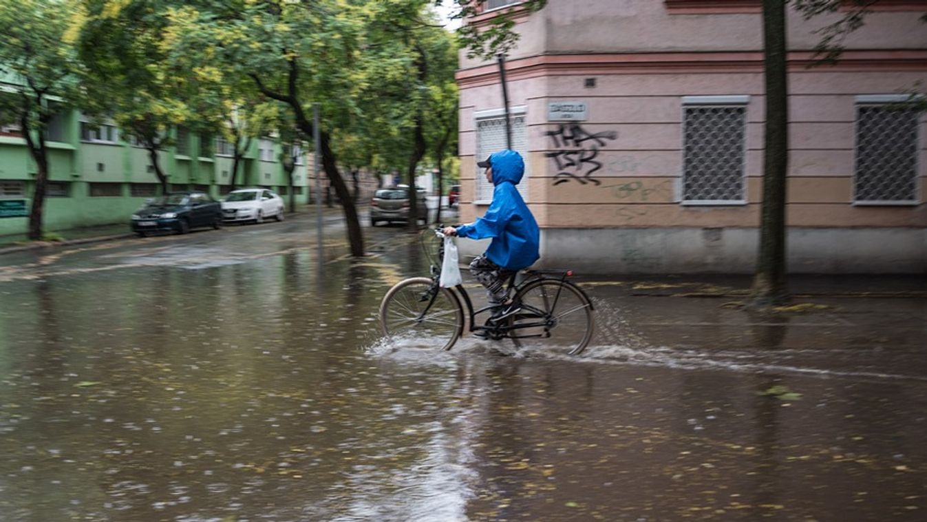 Bokáig áll a víz a Zászló utcában - vízibiciklist fotóztunk Szegeden