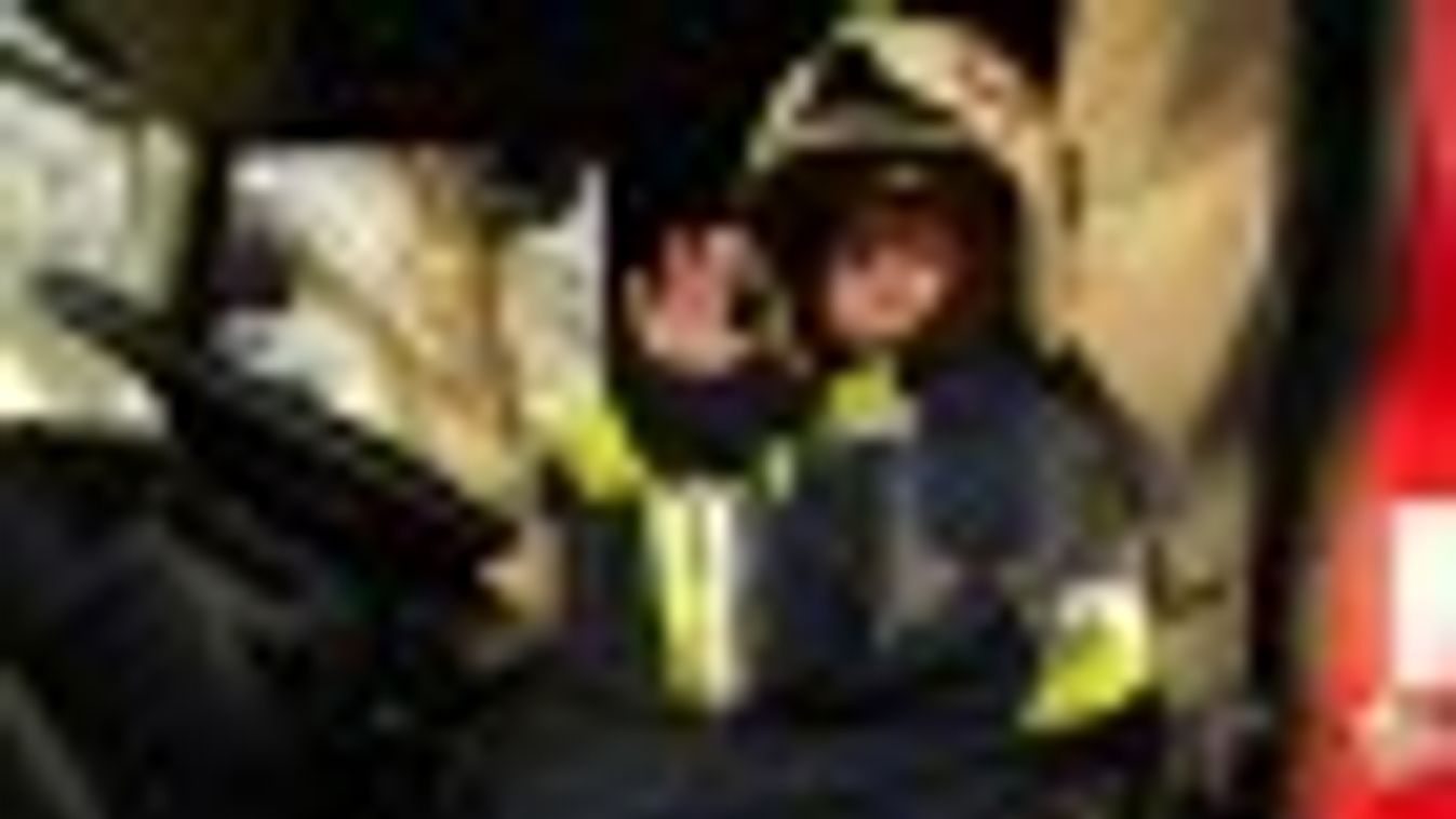 A szegedi gyerekek is felpattanhattak az új tűzoltóautóra + FOTÓK