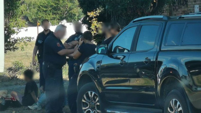 Illegális bevándorlók a Bajai úton