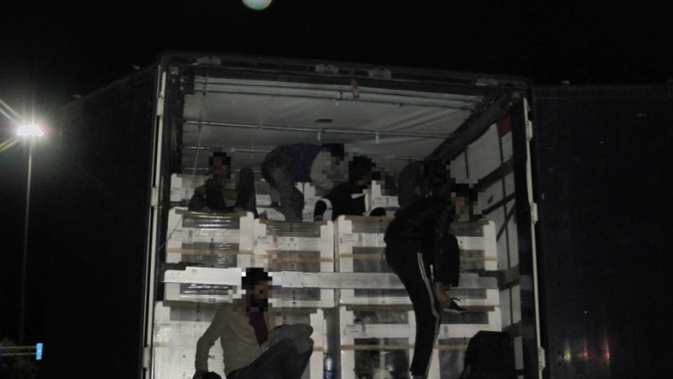 Tíz irakit találtak egy kamionban a Nagylak-Csanádpalota határátkelőhelyen