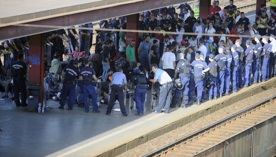 Illegális bevándorlás - A síneknél tiltakoztak migránsok K