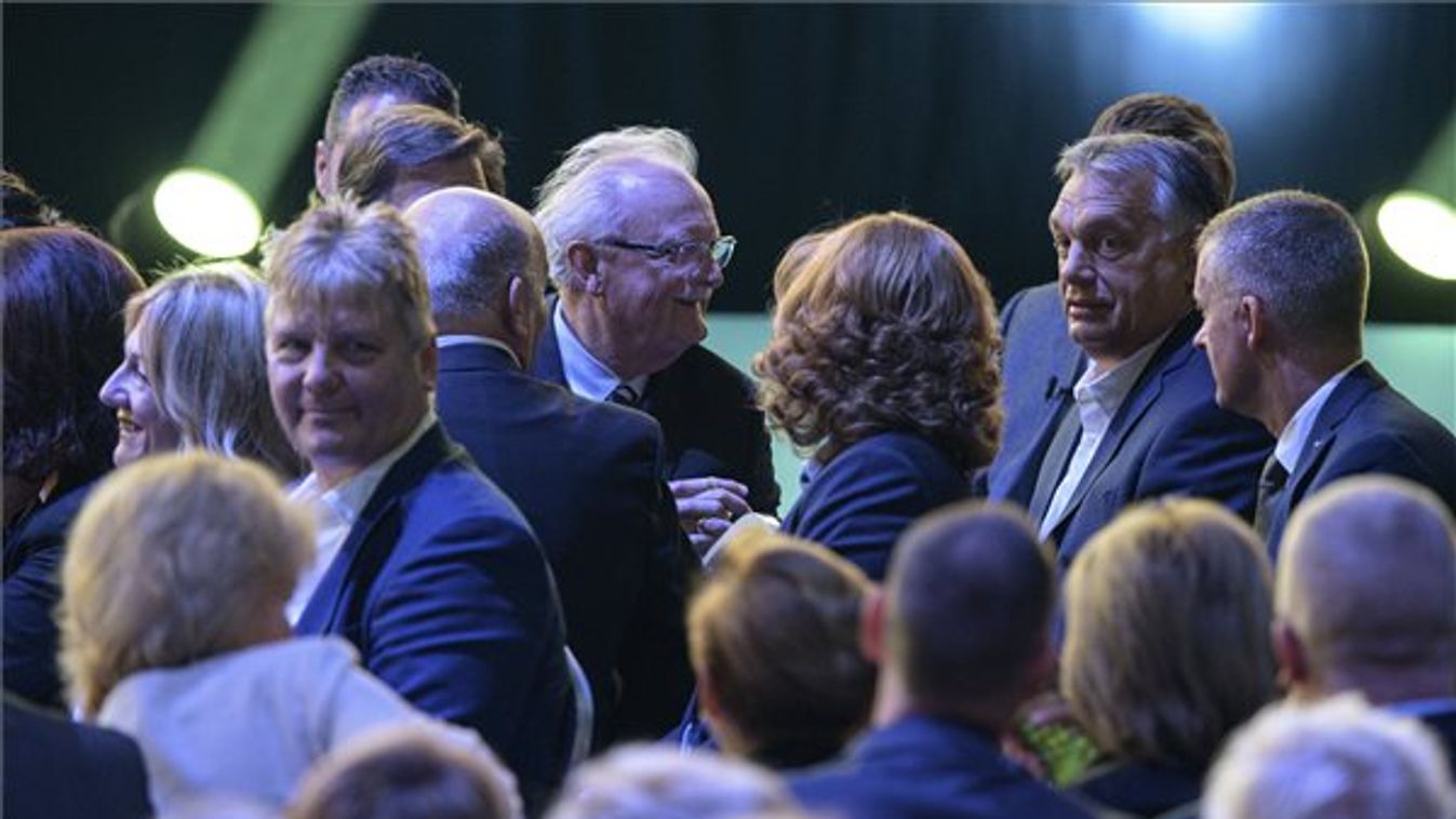 Újraválasztották Orbán Viktort a Fidesz elnökének