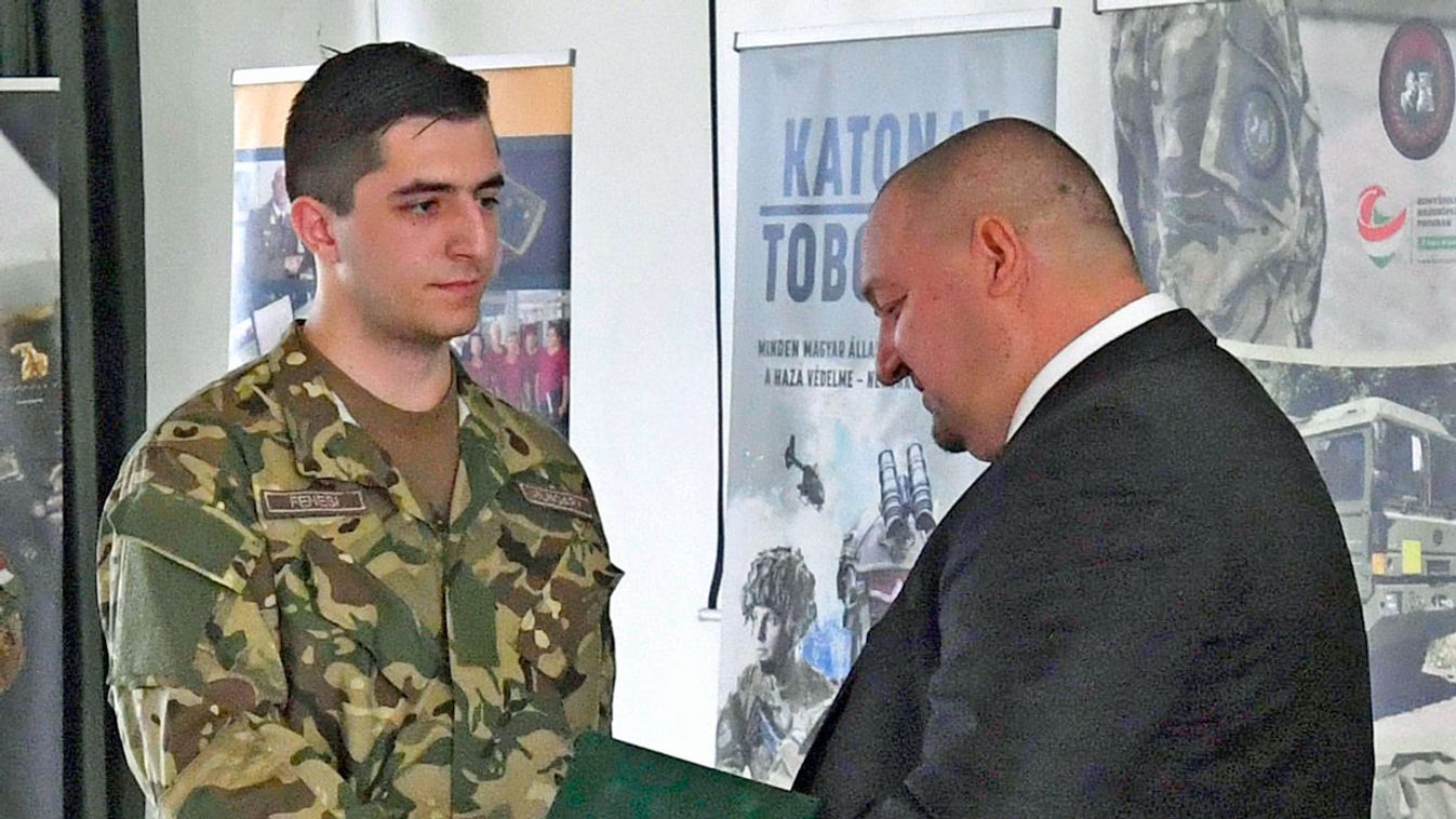 A tízezredik önkéntes tartalékos katona is aláírta szerződését