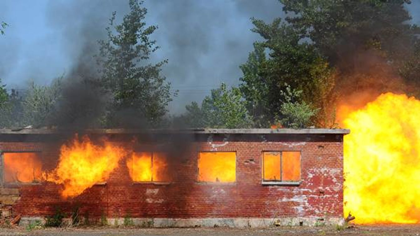 Felrobbant egy gázpalack, leégett egy csongrádi lakóház melléképülete