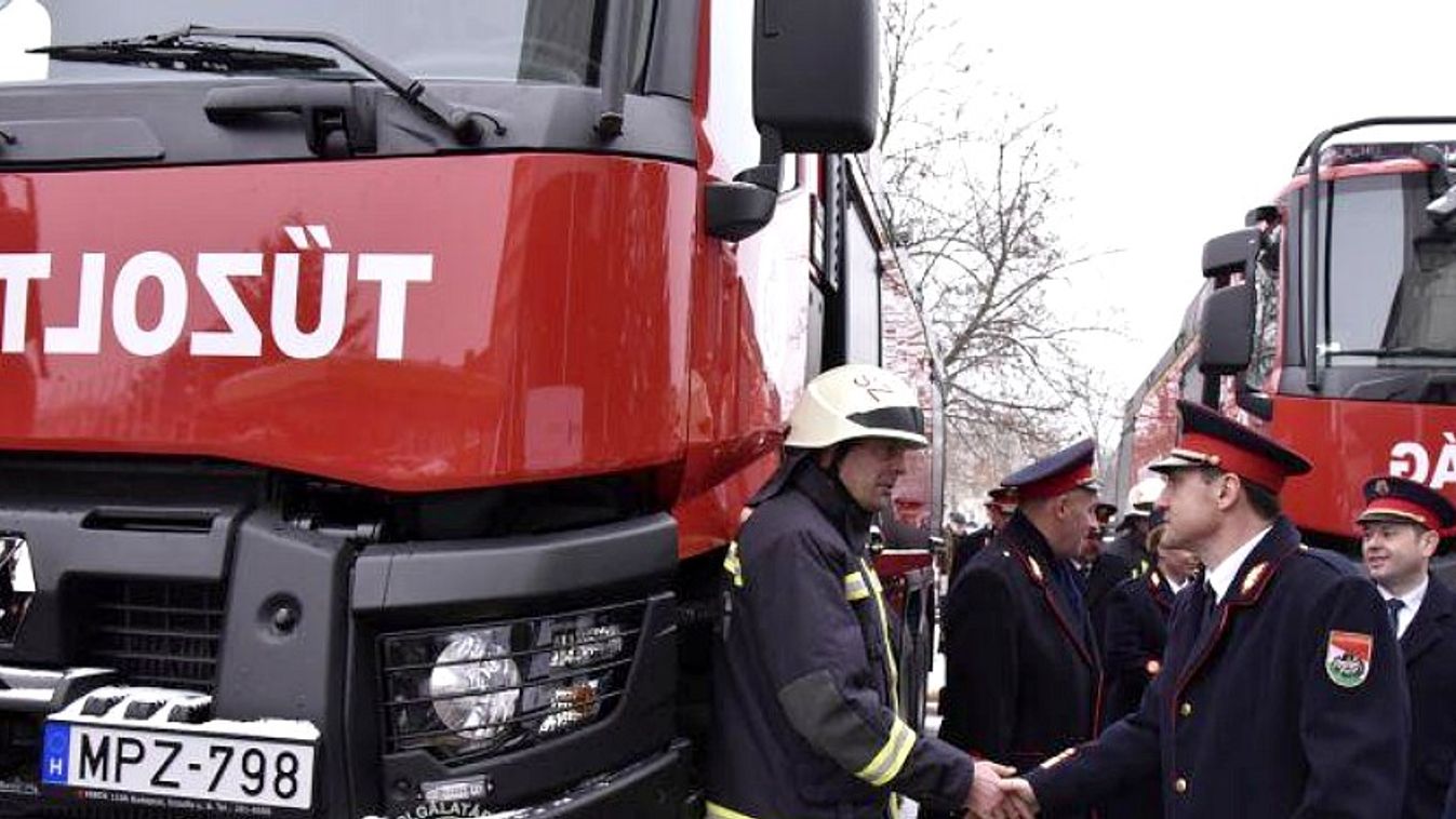 Modern járműveket kapnak a tűzoltók