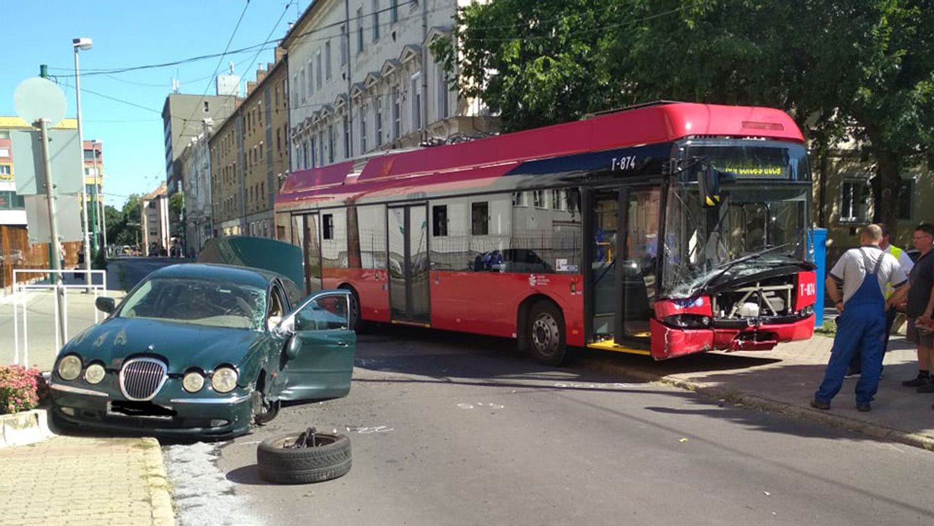 Trolibusszal karambolozott egy kocsi Szegeden - KÉPEK A CIKKBEN