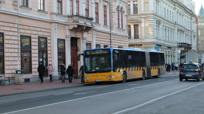 Így változik a menetrend és a parkolás húsvétkor Szegeden